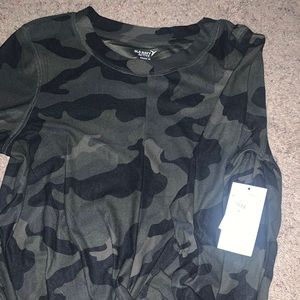 Medium old navy cropped workout top NWT